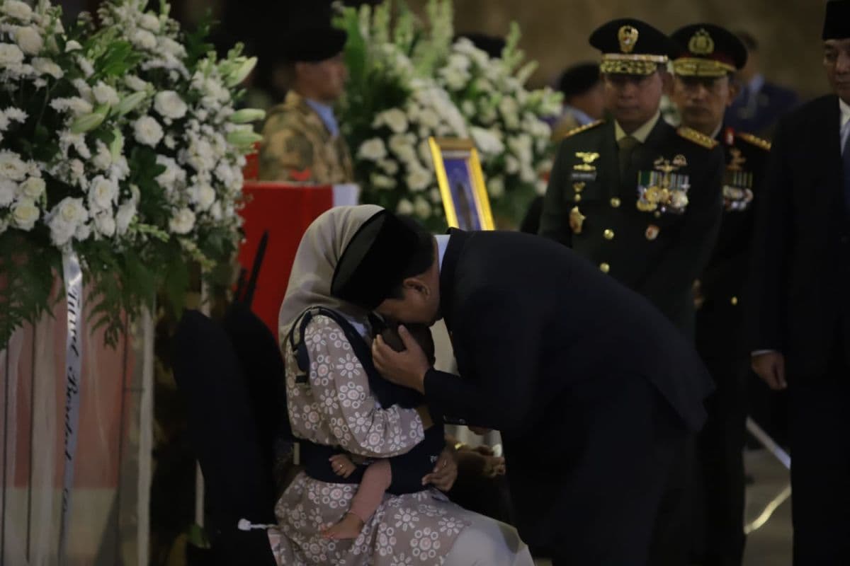 Ketika Prabowo Cium Kening Anak Prajurit TNI yang Gugur di Lebanon Ketika Prabowo Cium Kening Anak Prajurit TNI yang Gugur di Lebanon