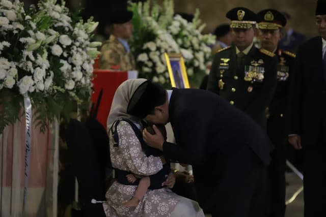 Ketika Prabowo Cium Kening Anak Prajurit TNI yang Gugur di Lebanon Ketika Prabowo Cium Kening Anak Prajurit TNI yang Gugur di Lebanon