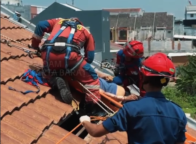 Geger Pria Kejang Lalu Meninggal saat Cat Genteng di Cengkareng Geger Pria Kejang Lalu Meninggal saat Cat Genteng di Cengkareng