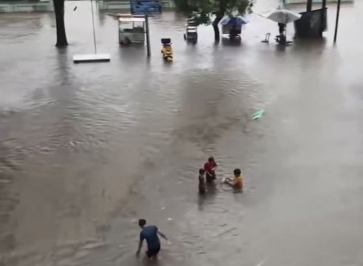 Hujan Deras, Sejumlah Wilayah Tangsel Terendam Banjir dan Longsor Hujan Deras, Sejumlah Wilayah Tangsel Terendam Banjir dan Longsor
