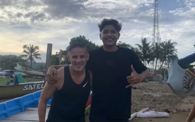 Viral Pelatih Timnas Indonesia John Herdman Asyik Main Sepakbola Bareng Warga di Pantai Lombok Viral Pelatih Timnas Indonesia John Herdman Asyik Main Sepakbola Bareng Warga di Pantai Lombok