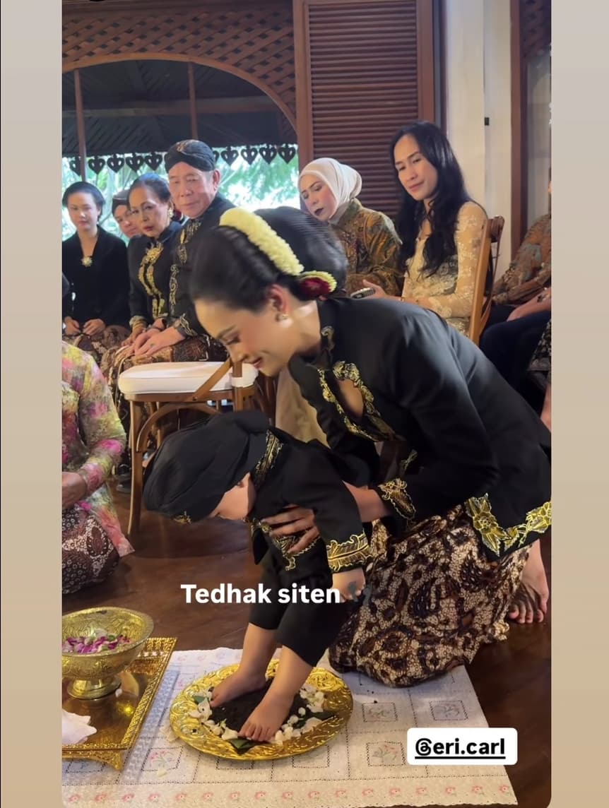 Alasan Erika Carlina Gelar Acara Tedak Siten pada Jumat Agung, Sesuai Weton Anak Alasan Erika Carlina Gelar Acara Tedak Siten pada Jumat Agung, Sesuai Weton Anak