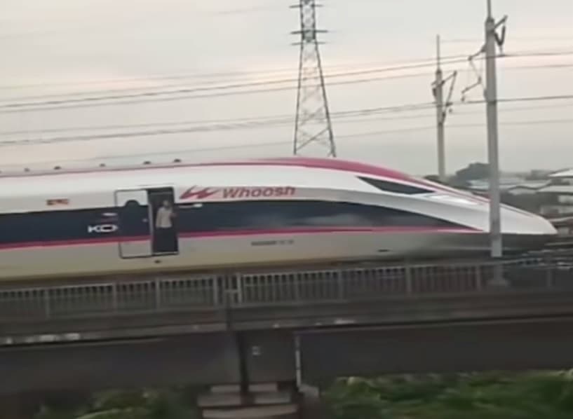 Benda Asing Masuk Lintasan, Kereta Cepat Whoosh Mendadak Berhenti di Jalur Layang Kopo Benda Asing Masuk Lintasan, Kereta Cepat Whoosh Mendadak Berhenti di Jalur Layang Kopo