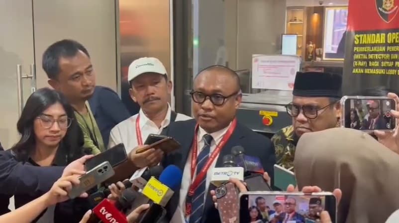 Difitnah Jadi Bohir Ijazah Jokowi, Kubu JK Bawa Bukti Video Laporkan Rismon dan 4 Akun ke Bareskrim Difitnah Jadi Bohir Ijazah Jokowi, Kubu JK Bawa Bukti Video Laporkan Rismon dan 4 Akun ke Bareskrim