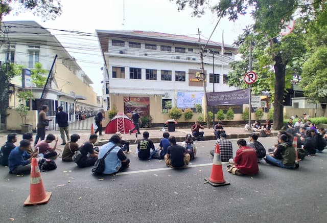 Kasus Penyiraman Air Keras Aktivis KontraS, Mahasiswa Dirikan Tenda Demokrasi di Komnas HAM Kasus Penyiraman Air Keras Aktivis KontraS, Mahasiswa Dirikan Tenda Demokrasi di Komnas HAM