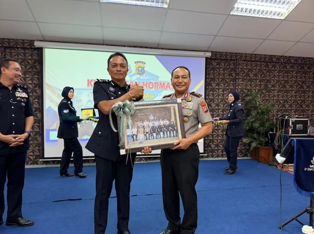 Kapolda Riau dan Polis Malaysia Perkuat Informasi Intelijen, Sikat Narkoba hingga Terorisme Kapolda Riau dan Polis Malaysia Perkuat Informasi Intelijen, Sikat Narkoba hingga Terorisme