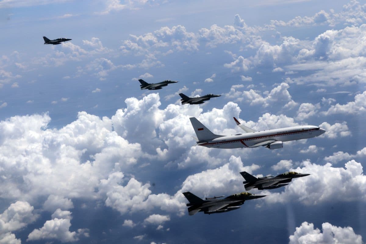 HUT Ke-80 TNI AU, Pesawat Kepresidenan Dikawal Empat F-16 dan Dua T50 Golden Eagle HUT Ke-80 TNI AU, Pesawat Kepresidenan Dikawal Empat F-16 dan Dua T50 Golden Eagle