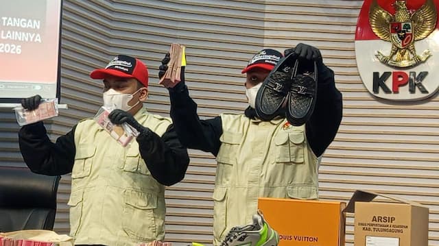 Penampakan Uang Ratusan Juta dan Sepatu Louis Vuitton Hasil Pemerasan Bupati Tulungagung Penampakan Uang Ratusan Juta dan Sepatu Louis Vuitton Hasil Pemerasan Bupati Tulungagung
