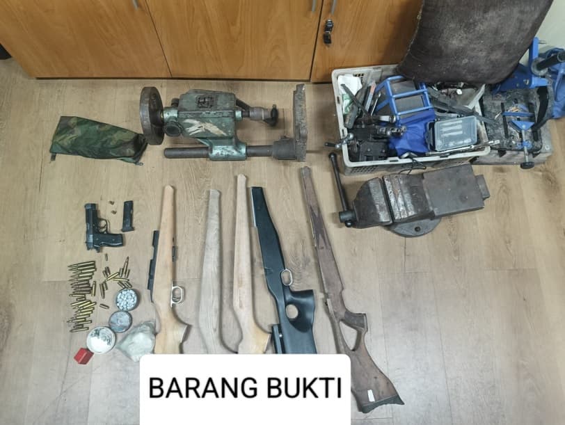 20 Tahun Produksi Senpi dan Bahan Peledak Ilegal, Ki Bedil Ditangkap Bareskrim 20 Tahun Produksi Senpi dan Bahan Peledak Ilegal, Ki Bedil Ditangkap Bareskrim