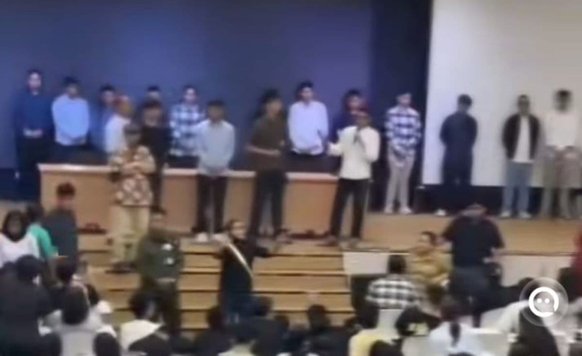 Belasan Mahasiswa Terduga Pelaku Chat Mesum 'Dipajang' di Forum FH UI Belasan Mahasiswa Terduga Pelaku Chat Mesum 'Dipajang' di Forum FH UI