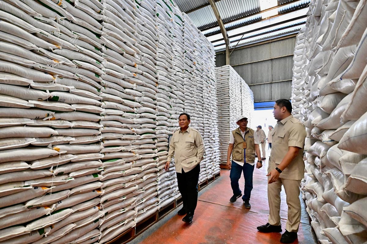 Prabowo Sidak ke Gudang Bulog Magelang, Pastikan Stok Beras Aman Prabowo Sidak ke Gudang Bulog Magelang, Pastikan Stok Beras Aman