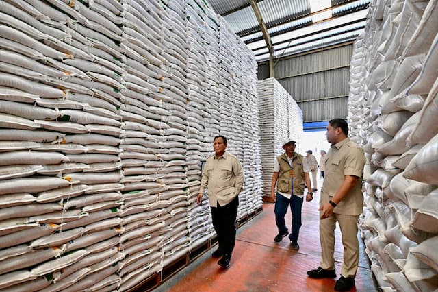 Prabowo Sidak ke Gudang Bulog Magelang, Pastikan Stok Beras Aman Prabowo Sidak ke Gudang Bulog Magelang, Pastikan Stok Beras Aman