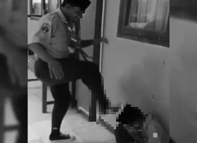 Viral Siswa SMP Dianiaya Kakak Kelas, Tak Berdaya Dihujani Tendangan Viral Siswa SMP Dianiaya Kakak Kelas, Tak Berdaya Dihujani Tendangan