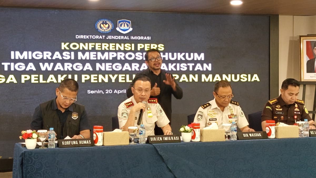 13 Jamaah Pakai Visa Nonhaji, Keberangkatannya Ditunda 13 Jamaah Pakai Visa Nonhaji, Keberangkatannya Ditunda