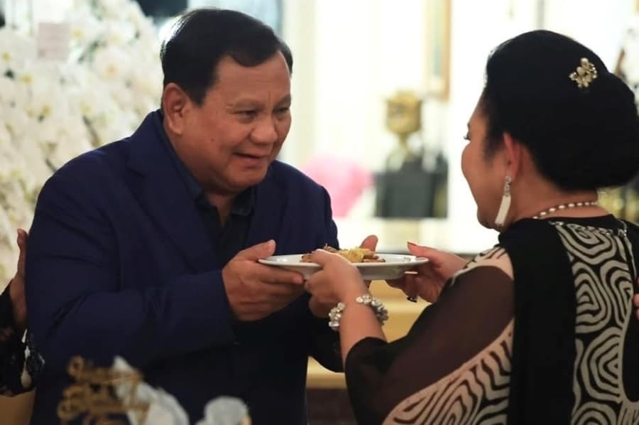 Momen Prabowo Hadiri Syukuran Ulang Tahun ke-67 Titiek Soeharto, Dapat Potongan Tumpeng Momen Prabowo Hadiri Syukuran Ulang Tahun ke-67 Titiek Soeharto, Dapat Potongan Tumpeng