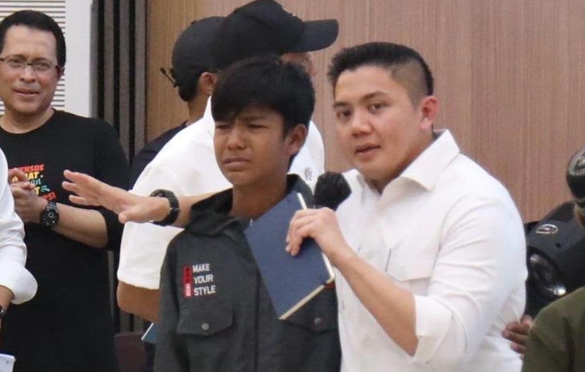 Tangis Calon Siswa Sekolah Rakyat Pecah di Pelukan Seskab Teddy Tangis Calon Siswa Sekolah Rakyat Pecah di Pelukan Seskab Teddy