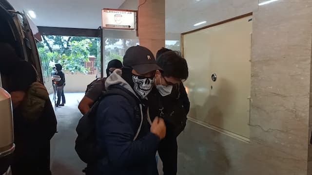 Tiba di Bareskrim, Istri hingga 2 Anak Bandar Narkoba Koh Erwin Bungkam Tiba di Bareskrim, Istri hingga 2 Anak Bandar Narkoba Koh Erwin Bungkam