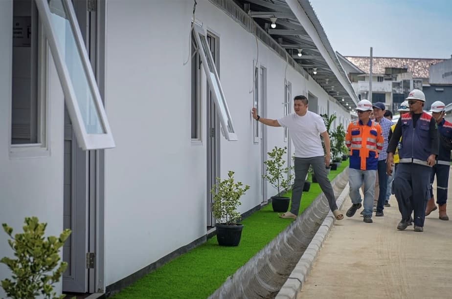 Seskab Teddy Cek Progres Hunian Warga Pinggir Rel di Senen, Ada Air Bersih hingga Taman Bermain Seskab Teddy Cek Progres Hunian Warga Pinggir Rel di Senen, Ada Air Bersih hingga Taman Bermain