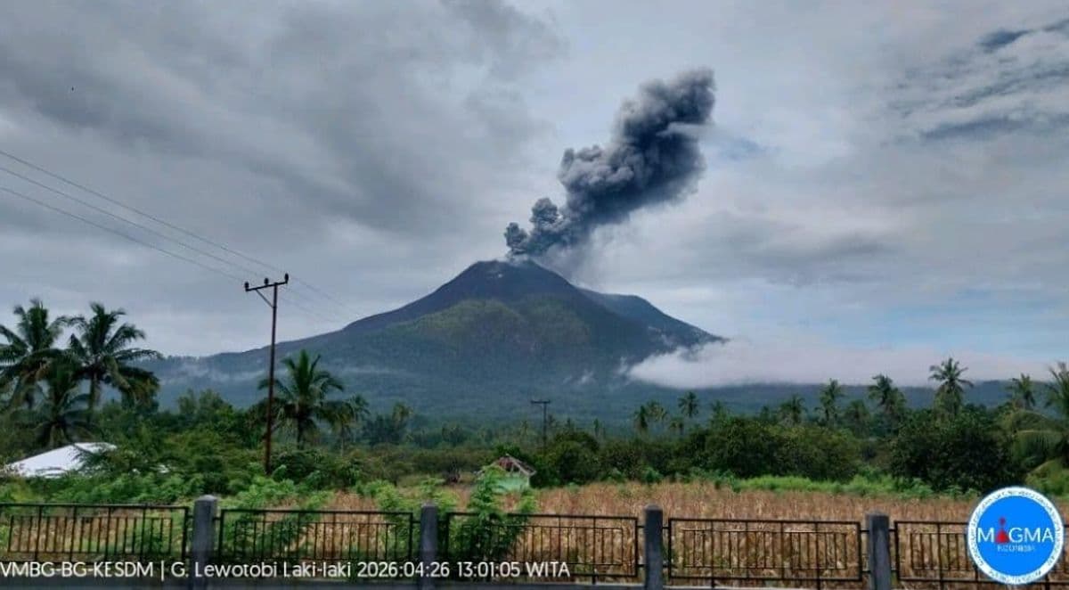 Gunung Lewotobi Laki-Laki Meletus, Muntahkan Abu Vulkanik Setinggi 1.000 Meter Gunung Lewotobi Laki-Laki Meletus, Muntahkan Abu Vulkanik Setinggi 1.000 Meter
