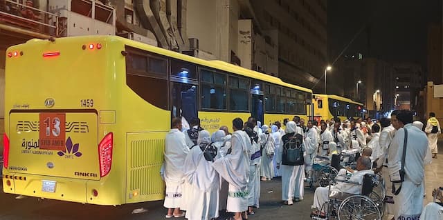 Bus Shalawat Disediakan 24 Jam, Siaga di Depan Hotel Jamaah Bus Shalawat Disediakan 24 Jam, Siaga di Depan Hotel Jamaah