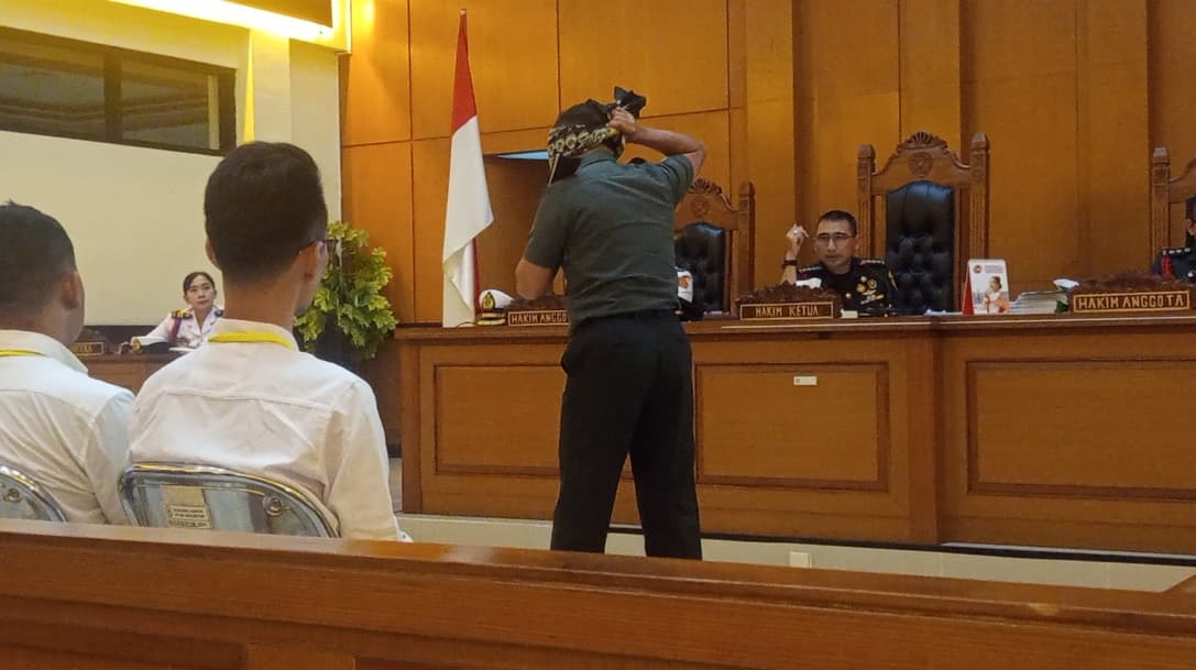 Anggota Kopassus Serka Nasir Peragakan Melilit Korban di Sidang Pembunuhan Kacab Bank Anggota Kopassus Serka Nasir Peragakan Melilit Korban di Sidang Pembunuhan Kacab Bank