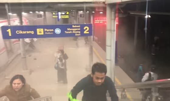 KRL Ditabrak Kereta Argo Bromo Anggrek di Stasiun Bekasi Timur, Penumpang Kocar-Kacir! KRL Ditabrak Kereta Argo Bromo Anggrek di Stasiun Bekasi Timur, Penumpang Kocar-Kacir!