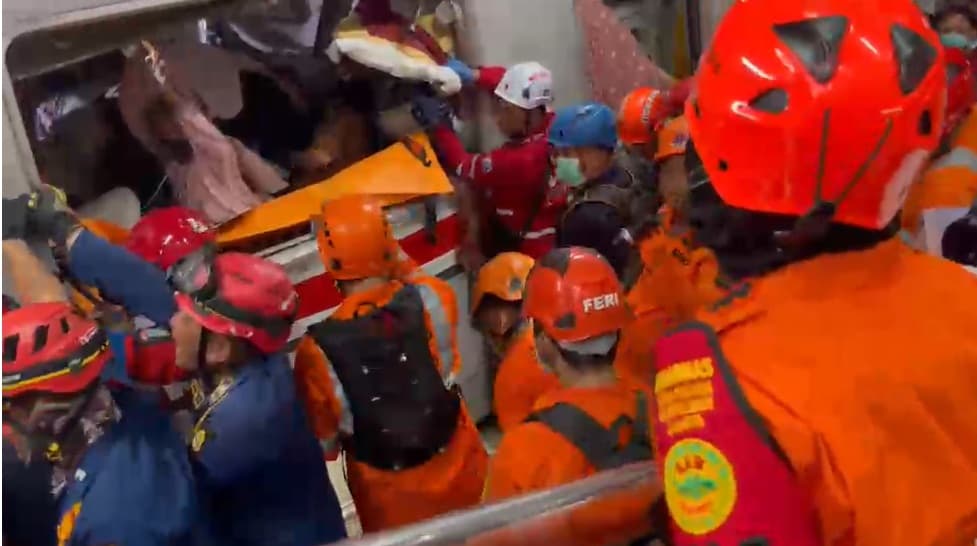 Sambangi Lokasi Kecelakaan Kereta di Bekasi, Dasco Ungkap Hambatan Proses Evakuasi Sambangi Lokasi Kecelakaan Kereta di Bekasi, Dasco Ungkap Hambatan Proses Evakuasi