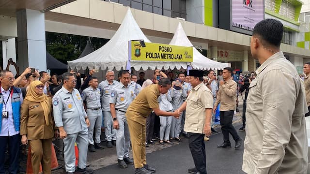 Prabowo Jenguk Korban Kecelakaan Kereta Bekasi Timur di RSUD Kota Bekasi Prabowo Jenguk Korban Kecelakaan Kereta Bekasi Timur di RSUD Kota Bekasi