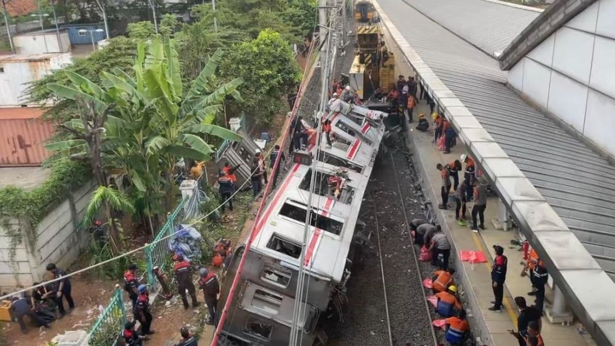 Penampakan Terkini Stasiun Bekasi Timur, Evakuasi Bangkai Gerbong KRL Masih Berlangsung Penampakan Terkini Stasiun Bekasi Timur, Evakuasi Bangkai Gerbong KRL Masih Berlangsung