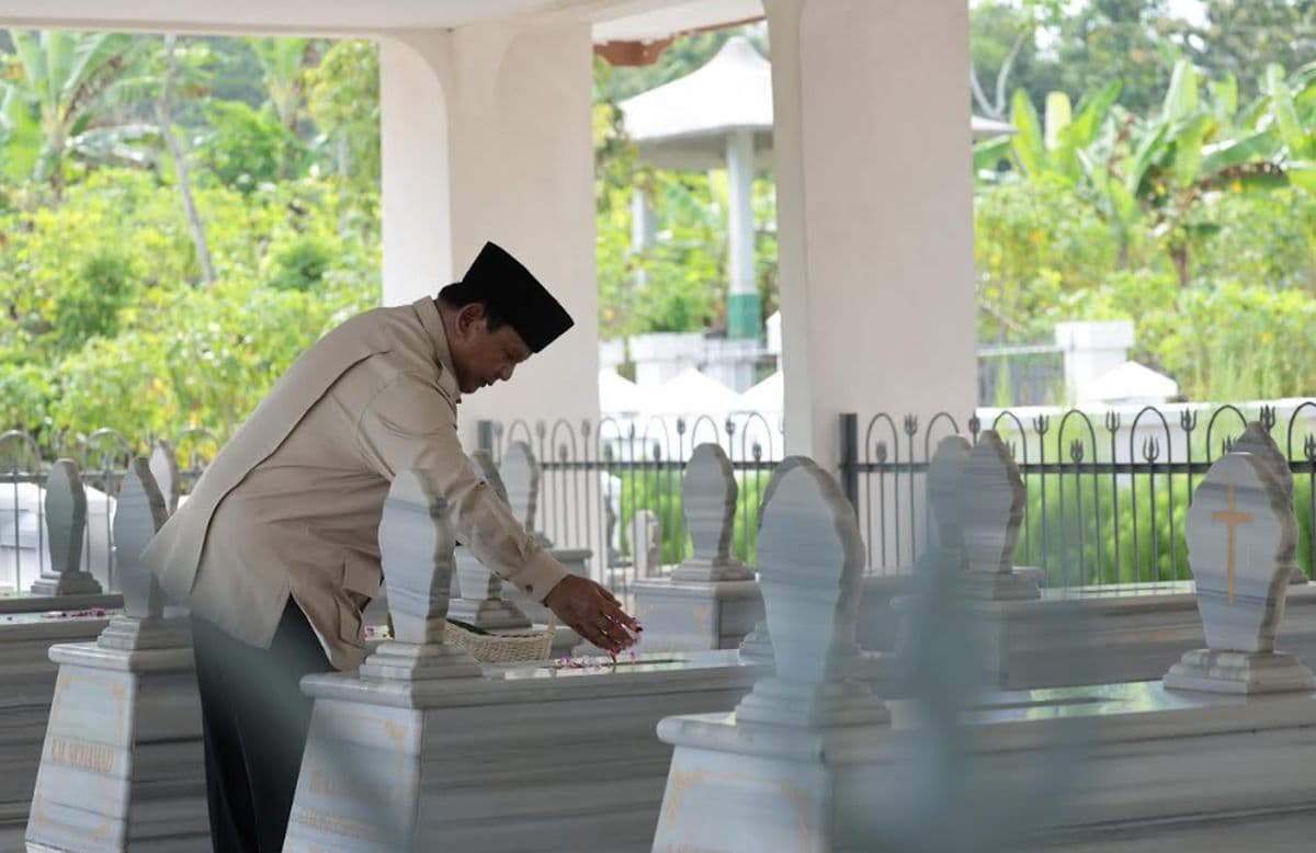 Prabowo Ziarah ke Makam Kakeknya Margono Djojohadikusumo di Banyumas Prabowo Ziarah ke Makam Kakeknya Margono Djojohadikusumo di Banyumas