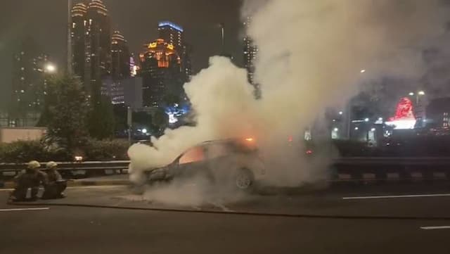 Awas Macet, Mobil Terbakar di Tol Dalam Kota Arah Cawang Awas Macet, Mobil Terbakar di Tol Dalam Kota Arah Cawang