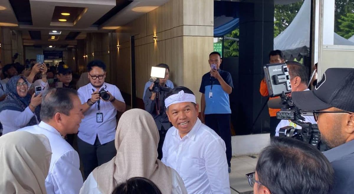 Dudung hingga KDM Jenguk Korban Kecelakaan Kereta di RSUD Bekasi Dudung hingga KDM Jenguk Korban Kecelakaan Kereta di RSUD Bekasi