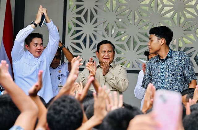 Momen Prabowo Nyanyi Lagu Nasional Bareng Siswa SMA Cilacap Momen Prabowo Nyanyi Lagu Nasional Bareng Siswa SMA Cilacap