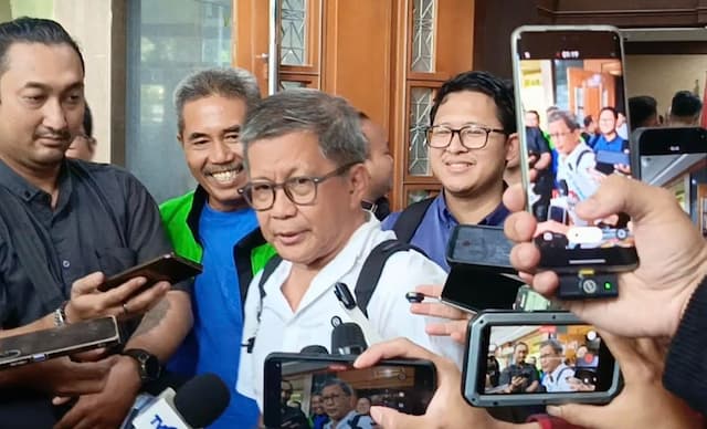 Hadiri Sidang Nadiem, Rocky Gerung: Saya Ingin Tahu Apakah Dituntun Nalar Hukum atau Ada Pesanan Hadiri Sidang Nadiem, Rocky Gerung: Saya Ingin Tahu Apakah Dituntun Nalar Hukum atau Ada Pesanan