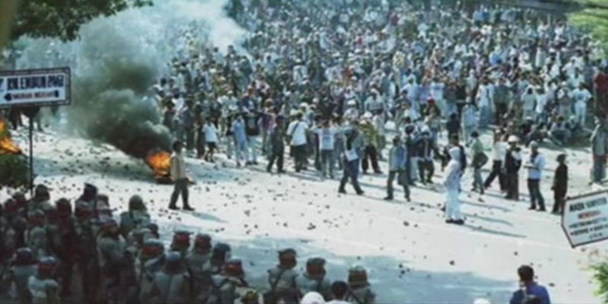 Peristiwa Kelam 13 Mei: Kerusuhan 1998 hingga Bom Surabaya! Peristiwa Kelam 13 Mei: Kerusuhan 1998 hingga Bom Surabaya!