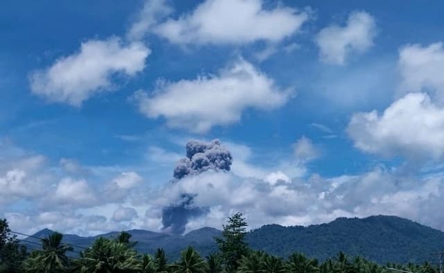 Gunung Dukono Erupsi 2.000 Meter, Warga Dilarang Dekati Radius 4 Km Gunung Dukono Erupsi 2.000 Meter, Warga Dilarang Dekati Radius 4 Km
