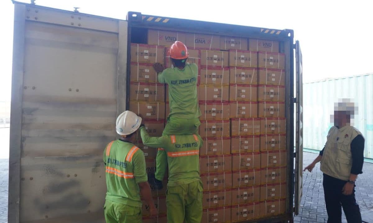 KPK Sita Kontainer Berisi Suku Cadang Kendaraan Diduga Terkait Blueray Cargo KPK Sita Kontainer Berisi Suku Cadang Kendaraan Diduga Terkait Blueray Cargo