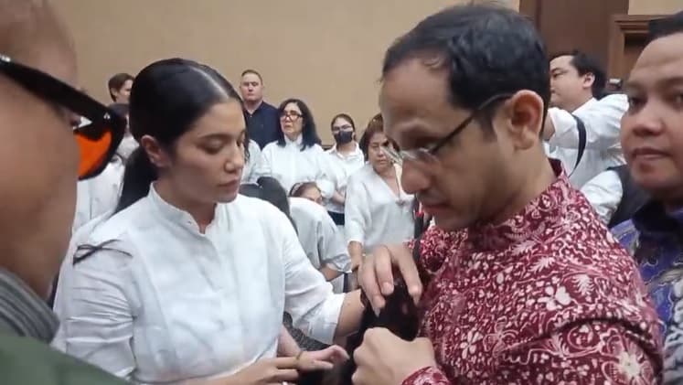 Kecewa Dituntut 18 Tahun Penjara, Nadiem Analogikan Mobil Biru Menjadi Merah Kecewa Dituntut 18 Tahun Penjara, Nadiem Analogikan Mobil Biru Menjadi Merah