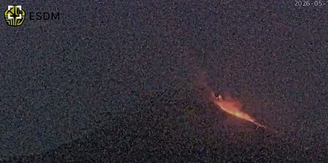Gunung Merapi Luncurkan Awan Panas Guguran Sejauh 2 Kilometer Gunung Merapi Luncurkan Awan Panas Guguran Sejauh 2 Kilometer