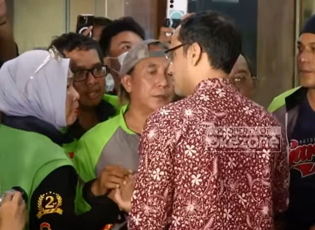 Momen Nadiem Peluk Ojol Usai Dituntut 18 Tahun Penjara: Tuhan Tidak Akan Diam Momen Nadiem Peluk Ojol Usai Dituntut 18 Tahun Penjara: Tuhan Tidak Akan Diam
