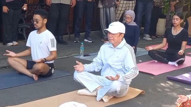 Wah! Jokowi Ikut Yoga Bareng Warga di Solo, Begini Penampakannya Wah! Jokowi Ikut Yoga Bareng Warga di Solo, Begini Penampakannya