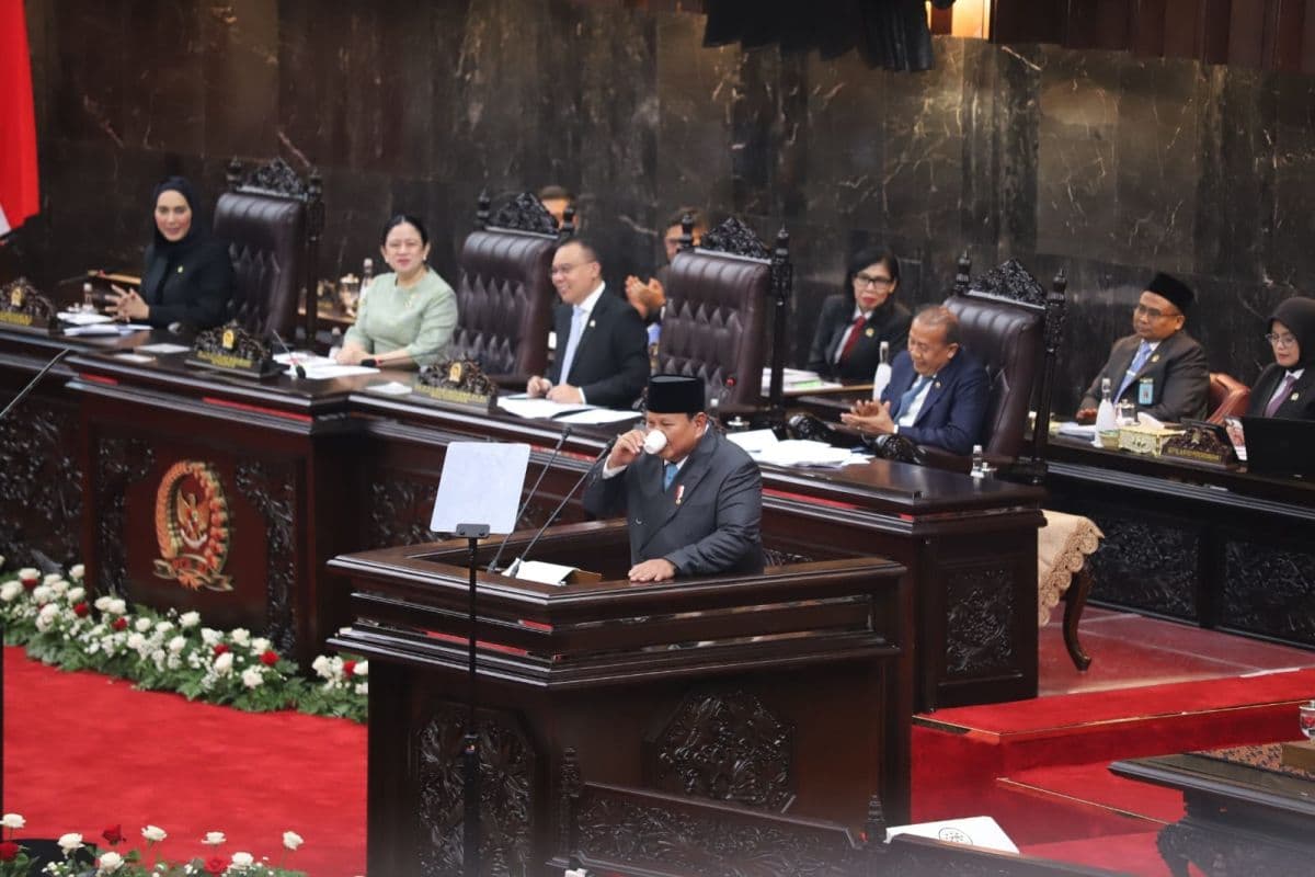 Momen Prabowo Cari Kopi di Podium DPR, Sidang Paripurna Pecah Tawa Momen Prabowo Cari Kopi di Podium DPR, Sidang Paripurna Pecah Tawa