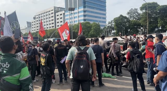 Bersitegang dengan Polisi, Puluhan Driver Ojol Ingin Tutup Jalan Gatot Subroto Bersitegang dengan Polisi, Puluhan Driver Ojol Ingin Tutup Jalan Gatot Subroto