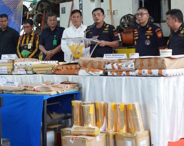 BAIS TNI dan Bea Cukai Bongkar Sindikat Pita Cukai Ilegal, Kerugian Capai Rp570 Miliar BAIS TNI dan Bea Cukai Bongkar Sindikat Pita Cukai Ilegal, Kerugian Capai Rp570 Miliar