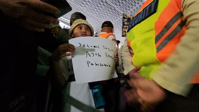 Bawa Poster Buatan Sendiri, Bocah 9 Tahun Sambut Ayahnya yang Bebas dari Tahanan Israel Bawa Poster Buatan Sendiri, Bocah 9 Tahun Sambut Ayahnya yang Bebas dari Tahanan Israel