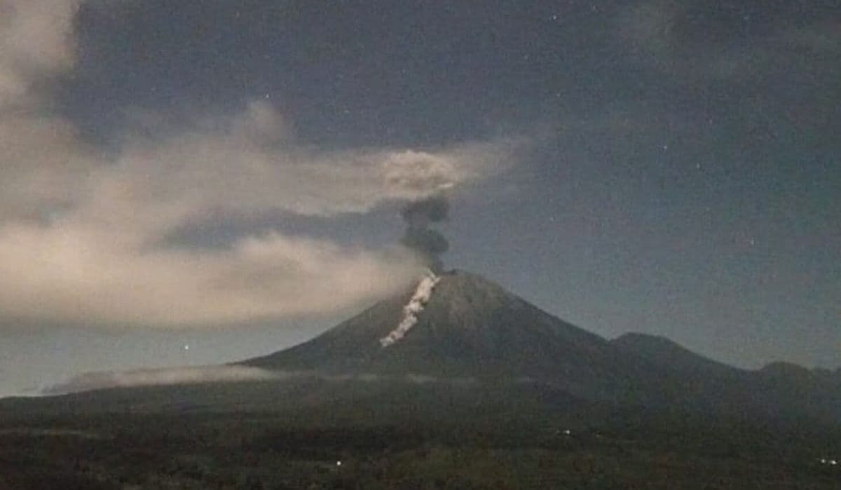 Gunung Semeru Erupsi Malam Ini, Awan Panas Meluncur 2,5 Kilometer Gunung Semeru Erupsi Malam Ini, Awan Panas Meluncur 2,5 Kilometer
