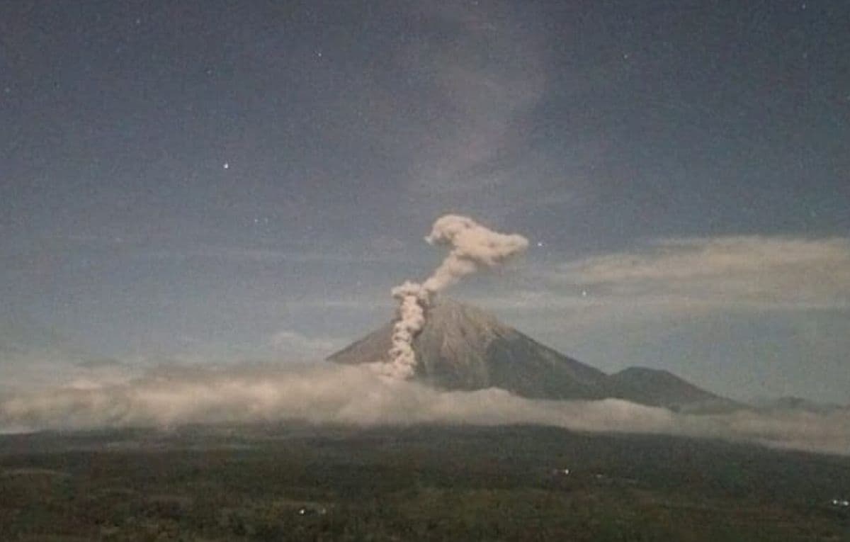 Gunung Semeru Erupsi Malam Ini, Kolom Abu Capai 2.000 Meter Gunung Semeru Erupsi Malam Ini, Kolom Abu Capai 2.000 Meter