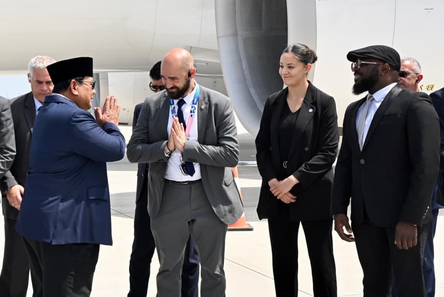 Momen Prabowo Foto Bersama Pengawal Prancis Sebelum ke Tanah Air Momen Prabowo Foto Bersama Pengawal Prancis Sebelum ke Tanah Air