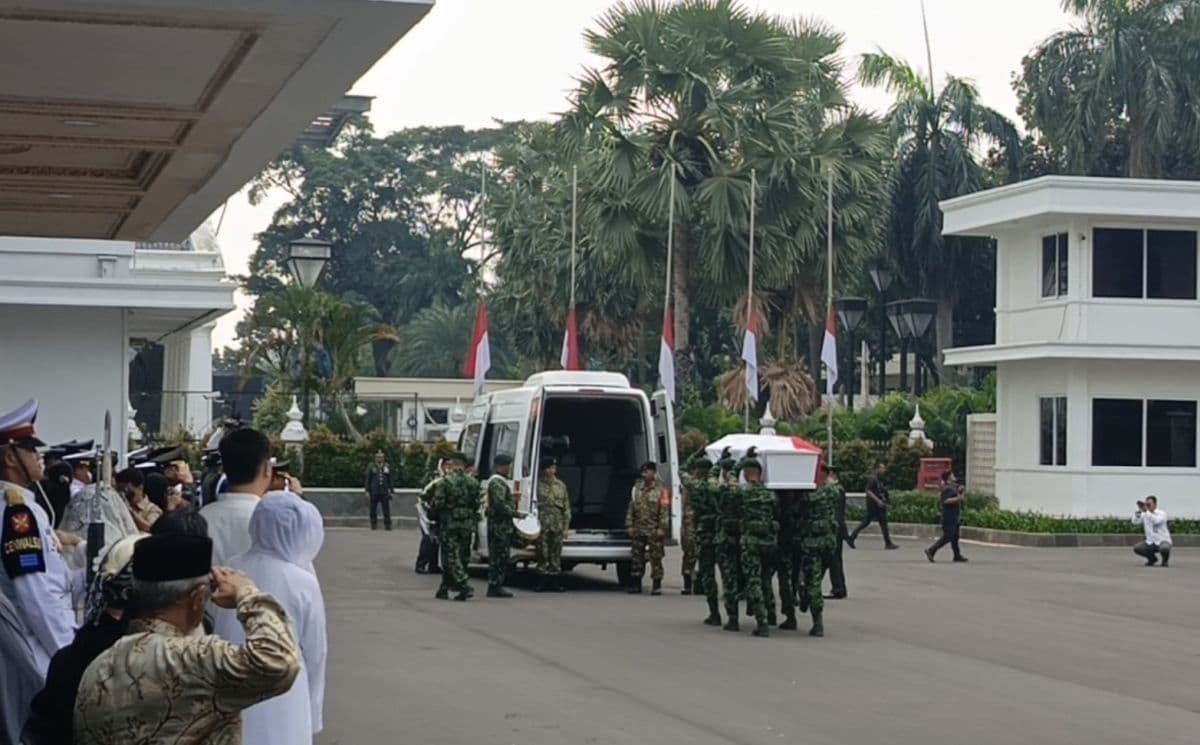 Usai Upacara Persemayaman di Kemhan, Jenazah Ryamizard Diberangkatkan ke TMP Kalibata Usai Upacara Persemayaman di Kemhan, Jenazah Ryamizard Diberangkatkan ke TMP Kalibata