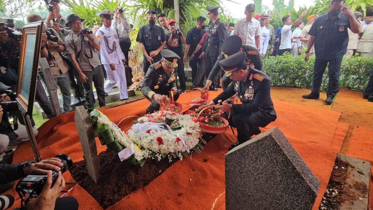 Dipimpin Menhan Sjafrie, Pemakaman Ryamizard Berlangsung Khidmat di TMP Kalibata Dipimpin Menhan Sjafrie, Pemakaman Ryamizard Berlangsung Khidmat di TMP Kalibata